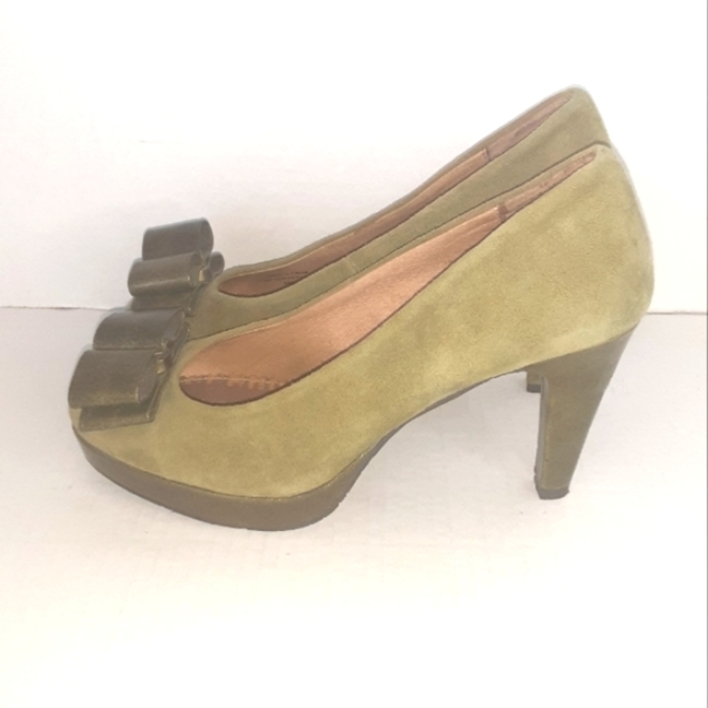 EUC MISS ALBRIGHT Olive Green Suede & Patent Leather Pumps